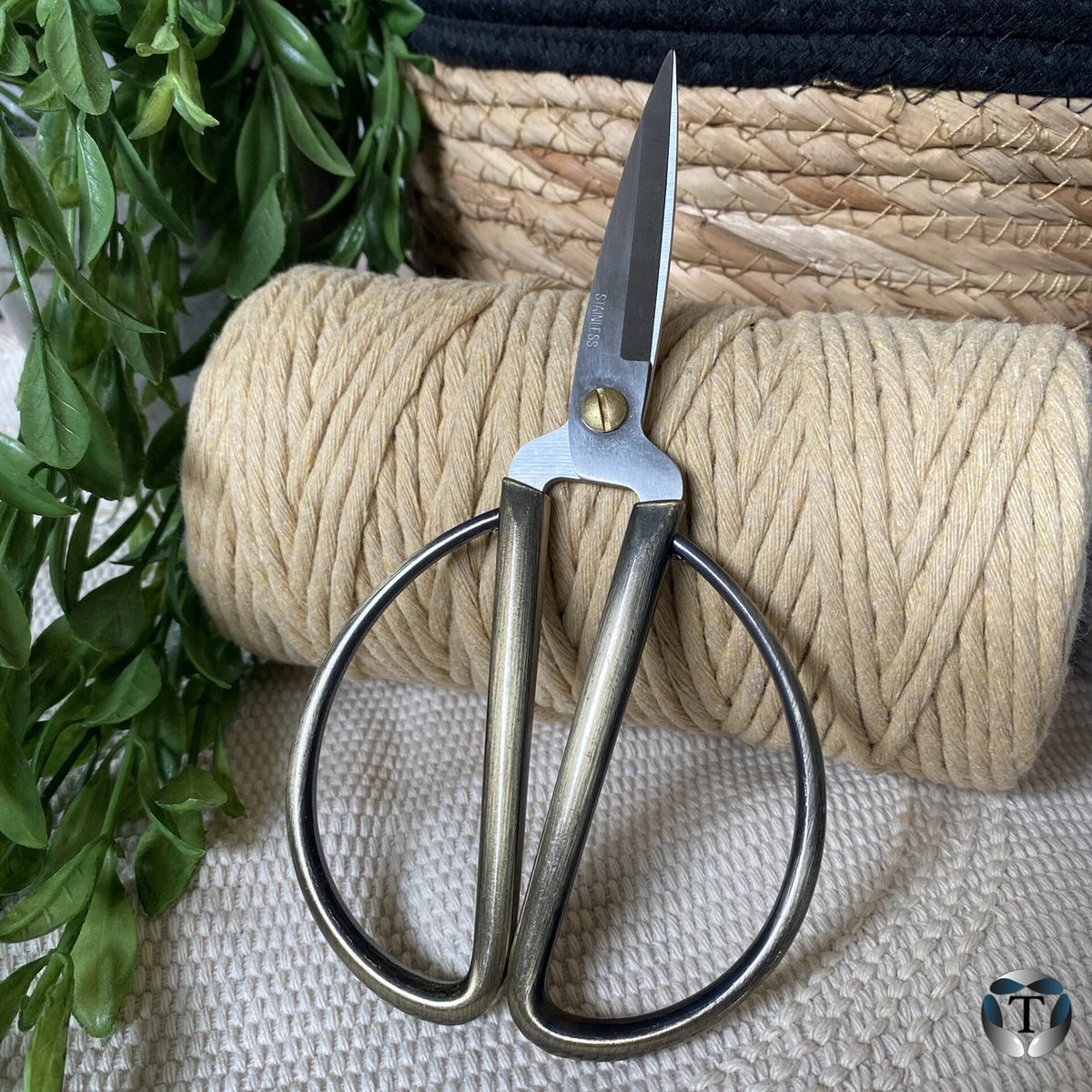   | Brons | 15,5 cm | Grote Handvaten | Veelzijdig | Verschillende Maten | Macramé Schaar | Schaar | Macramé | Scherpe Punt | Plantenhanger | Wandkleed | Dromenvanger | Koord | Touw | Diverse Hobby’s | DIY |   |
